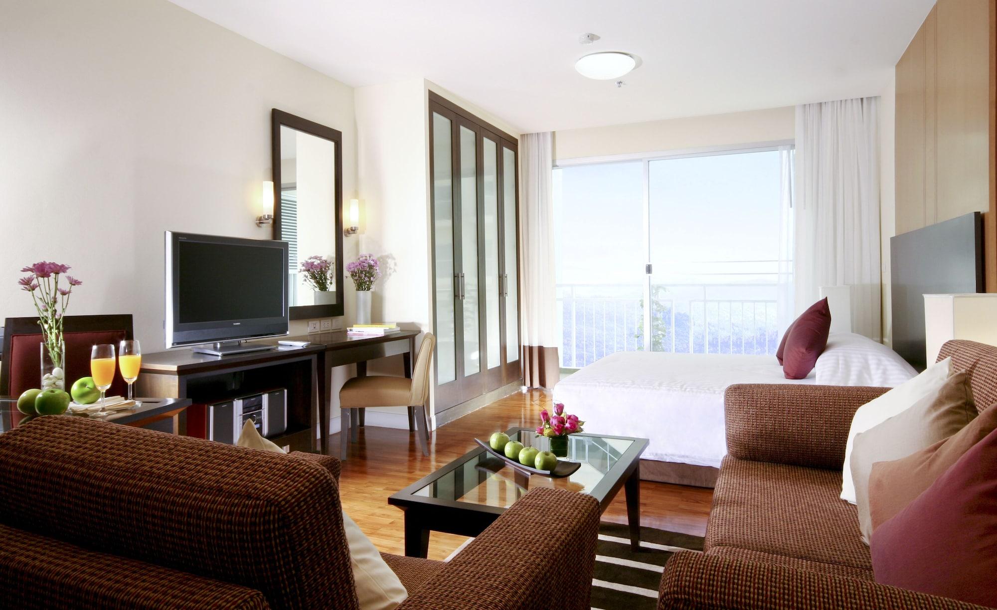 Cape Racha Hotel Si Racha Bagian luar foto