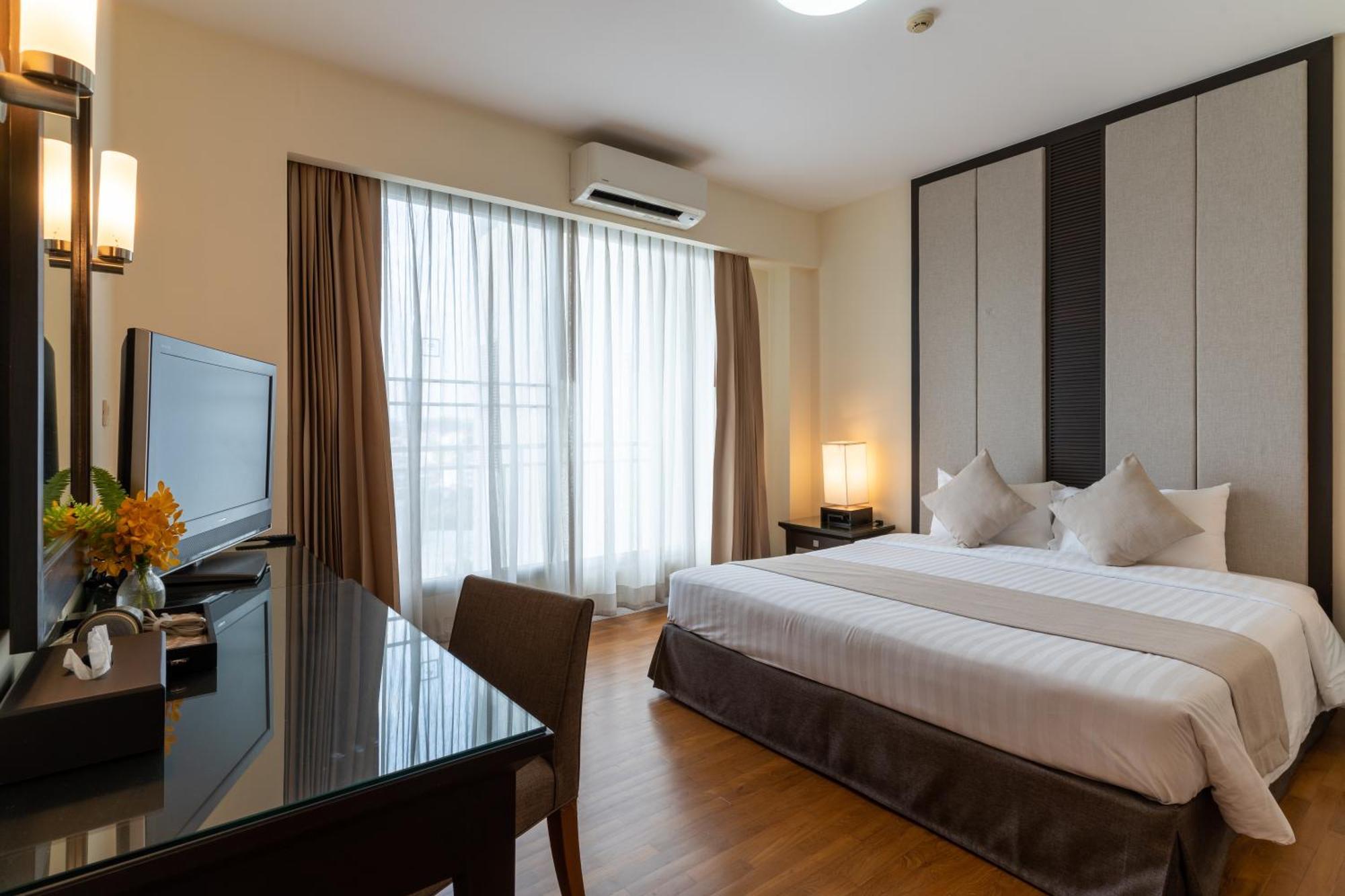 Cape Racha Hotel Si Racha Bagian luar foto