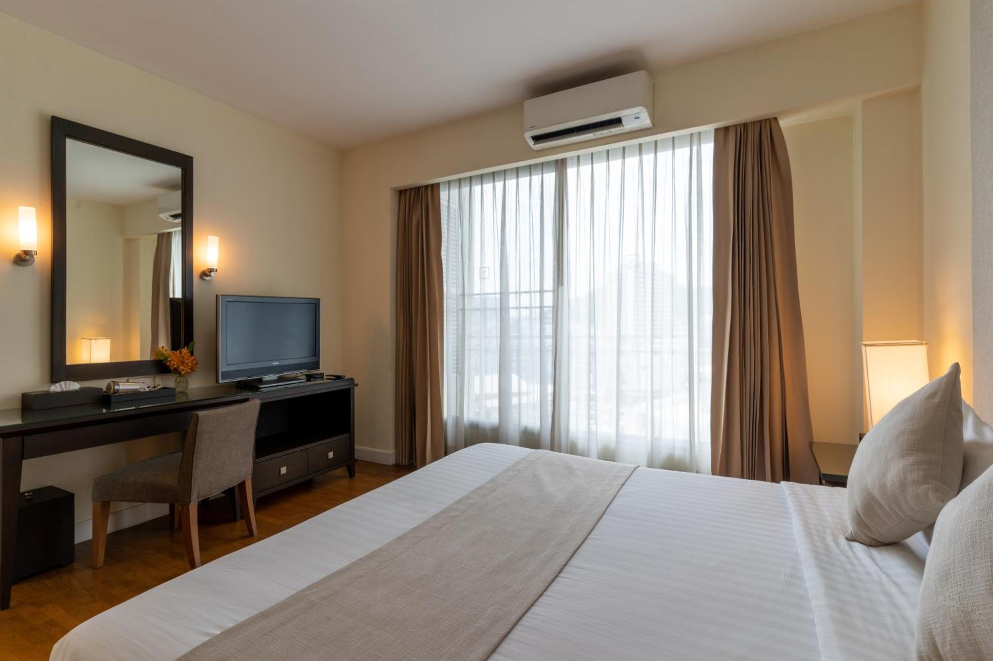 Cape Racha Hotel Si Racha Bagian luar foto