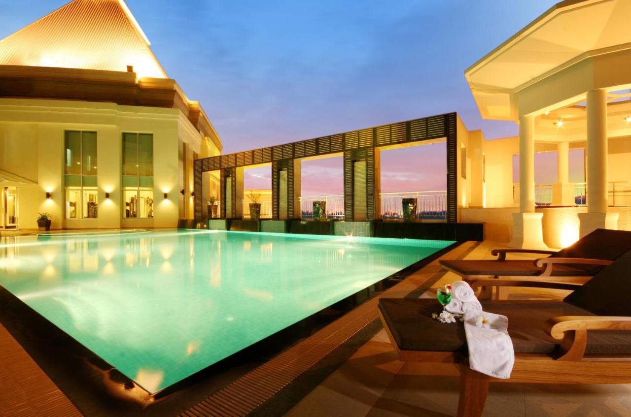 Cape Racha Hotel Si Racha Bagian luar foto